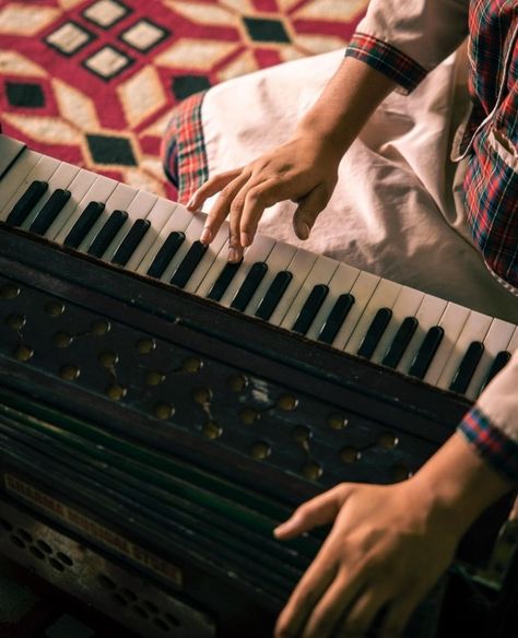 Ap Music Theory Aesthetic, Hindustani Music Aesthetic, Hindustani Classical Music Aesthetic, Musicology Aesthetic, Indian Classical Aesthetic, Harmonium Photography, Carnatic Music Aesthetic, Lyricist Aesthetic, Harmonium Aesthetic