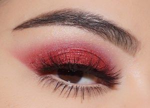 Basic Red Makeup Look, How To Do Red Eyeshadow, Deep Red Eyeshadow Looks, Red Valentines Eyeshadow Look, Red And Pink Eye Makeup, Smoky Red Eye Makeup, Subtle Red Eyeshadow, Subtle Red Makeup, Subtle Red Eye Makeup