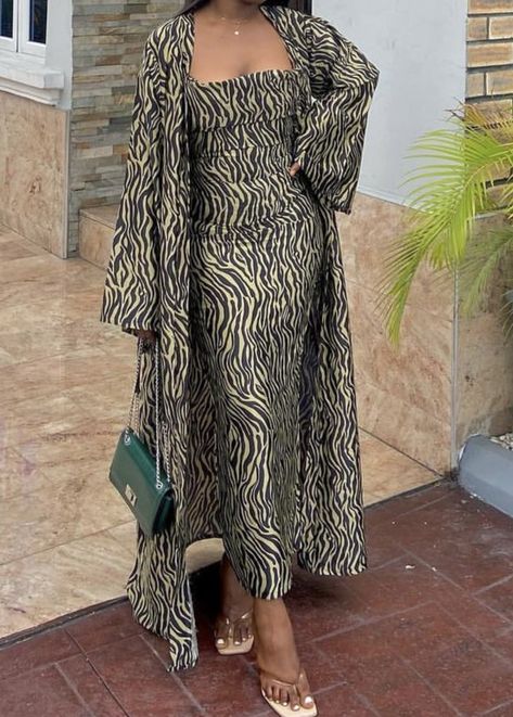 Adire Styles For Ladies, Modest Dresses Fashion, Casual Chic Outfits, 2piece Outfits, Chic Dress Classy, African Print Dress Ankara, African Inspired Clothing, African Print Dress Designs, Effortlessly Chic Outfits