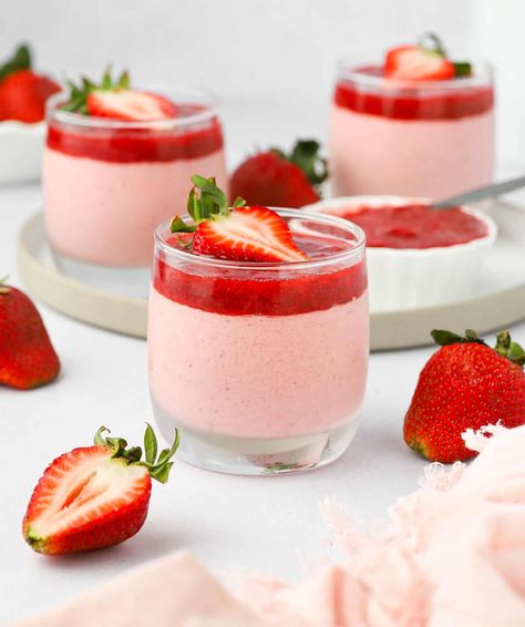 These deliciously light and cream Strawberry Mousse Cups topped with a homemade strawberry compote are an easy dessert that is perfect for Summer or as a dinner party dessert. It is also a delicious Valentine's Day dessert idea! Easy Strawberry Mousse, Raspberry Panna Cotta, Gelatin Desserts, Italian Christmas Desserts, Pink Brunch, Cups Recipes, Mousse Cups, Dinner Party Desserts, Panna Cotta Recipe