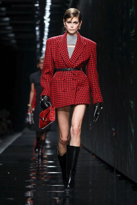 Versace 2020, Kaia Gerber Style, Blazer Dresses, Valentino Runway, Best Of Fashion Week, Versace Style, Versace Fashion, Milano Fashion Week, Kaia Gerber