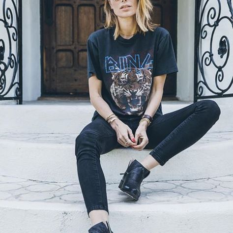 Lesbian Fashion, Black Graphic Tee, Black Graphic Tees, Anine Bing, T Shirt And Jeans, Print Graphic, Looks Style, Outfits Casuales, Shirt Outfit