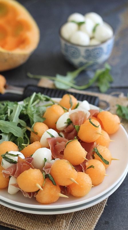 Melon, Prosciutto, and Mozzarella Skewers. I might switch out the prosciutto-- not sure. Great idea for a party. Mozzarella Skewers, Prosciutto And Mozzarella, Prosciutto Mozzarella, Baked Appetizers, Fest Mad, No Cook Appetizers, Lots Of Food, Decorações Com Comidas, Thanksgiving Cooking