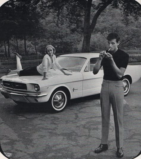 50s Vintage Photos, Vintage Car Pictures, Vintage Mustang Aesthetic, Mustang Vintage, White Mustang, 60s Aesthetic, Haircut Selfie, Photo Hijab, Vinyl Vintage