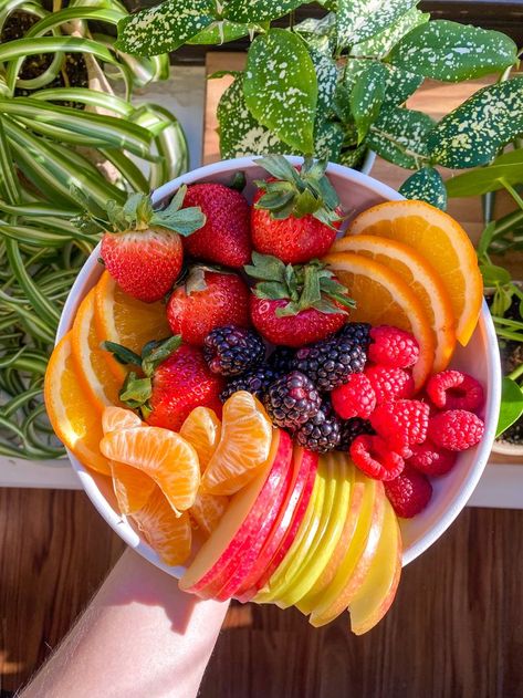 fruit bowl 🍓🍊🍏 - breakfast, lunch, snack! Menu Sarapan Sehat, Healthy Lunch Snacks, God Mat, Healthy Food Motivation, Healthy Lifestyle Food, Think Food, Lunch Snacks, Food Obsession, Healthy Snacks Recipes