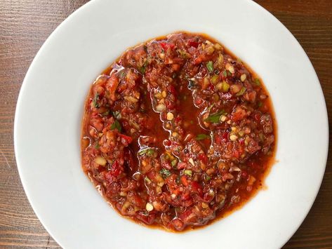 Tasty Turkish Hot Ezme Recipe. This Turkish appetizer is the perfect accompaniment for kebabs and is found at almost all Turkish meals. Turkish Side Dishes Recipe, Turkish Recipes Salads, Turkish Ezme Recipe, Turkish Kibbeh, Turkish Menemen, Turkish Mezze, Meze Recipes, Muhammara Recipe, Lentil Meatballs