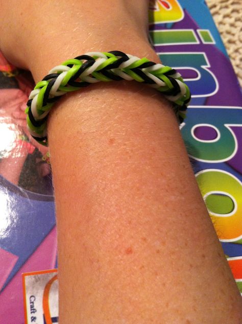 Green,black and white rubber band braclet Rubber Band Bracelet, Cute Matching Bracelets For Couples, Cute Matching Bracelets, Matching Bracelets For Couples, Bracelets For Couples, Band Bracelets, Band Ideas, Green Ring, Green Rings