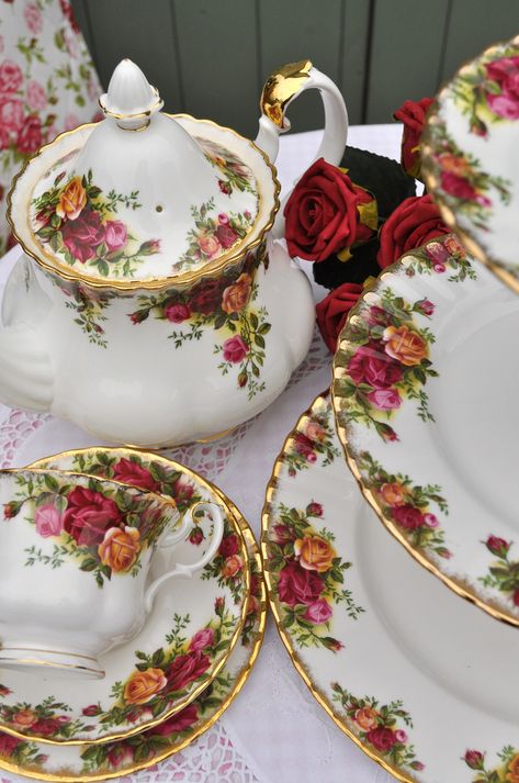 Plates And Cups, Country Rose, Vintage Tea Sets, Decoration Shabby, Royal Albert Old Country Roses, Sushi Set, Old Country Roses, Tea Cups And Saucers, Gold Flatware