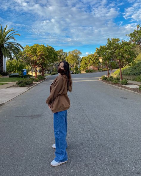 Brown Nike Hoodie Outfit, Brown Hoodie Outfit, Nike Hoodie Outfit, Sneakers Reebok, Outfit Brown, White Tennis Shoes, Brown Hoodie, Brown Jeans, Reebok Sneakers