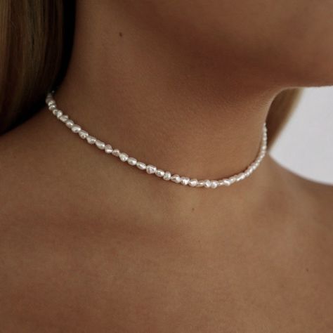 Mini Pearl Necklace, Pearl Choker Outfit, Diy Jewelry Set, Beaded Necklace Diy, Pearl Choker Necklace, Classy Jewelry, Handmade Wire Jewelry, Jewelry Outfit, Beaded Accessories