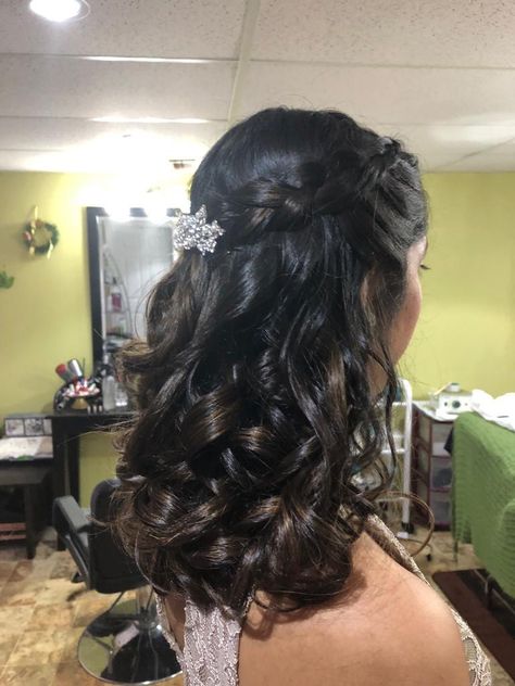 Hair For Quince Guest, Dama Quinceanera Hairstyles, Fancy Hairstyles For Medium Length Hair, Short Hair Quinceanera Hairstyles, Short Quince Hairstyles, Dama Hairstyles Quinceanera, Curled Half Up Half Down, Hairstyles Loose Curls, Half Up Half Down Curled