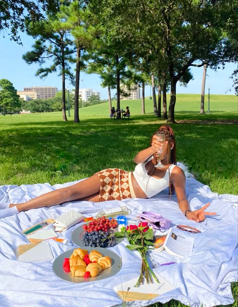 Picnic Pictures Aesthetic, Cute Picnic Date Outfits, Black Woman Picnic, Solo Date Ideas Pictures, Look Picnic No Parque, Solo Picnic Aesthetic, Solo Date Aesthetic Pictures, Picnic Shoot Photo Ideas, Picnic Picture Ideas Instagram