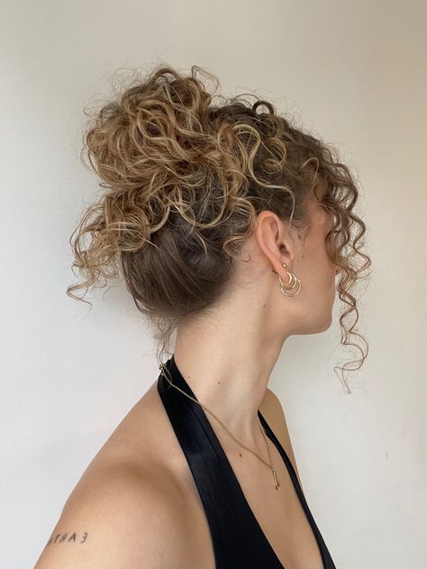 Curly Blonde Hair Updo, Bun Curls Hairstyle, Curly Bun For Prom, Curly Hair Bun Aesthetic, Blonde Curly Hair Updo, Formal Messy Bun Curly Hair, Formal Curly Bun Hairstyles, Curly Prom Updos Natural Curls, Curly Ballerina Bun