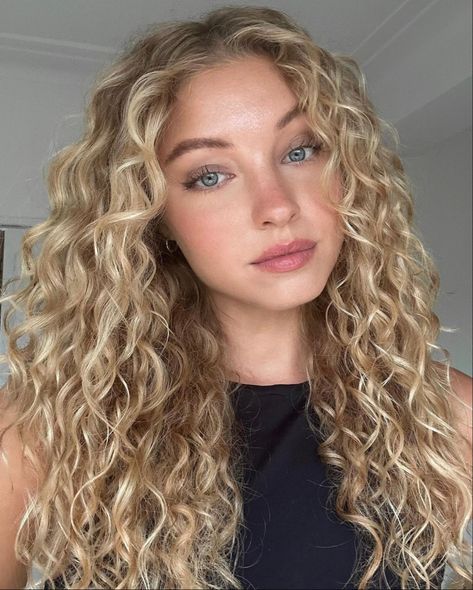 Curly Hair Color Ideas, Blonde Highlights Curly Hair, Long Blonde Curly Hair, Curly Hair Color, Curly Blonde Hair, Highlights Curly Hair, Curly Hair Photos, Blonde Curly Hair, Dirty Blonde Hair