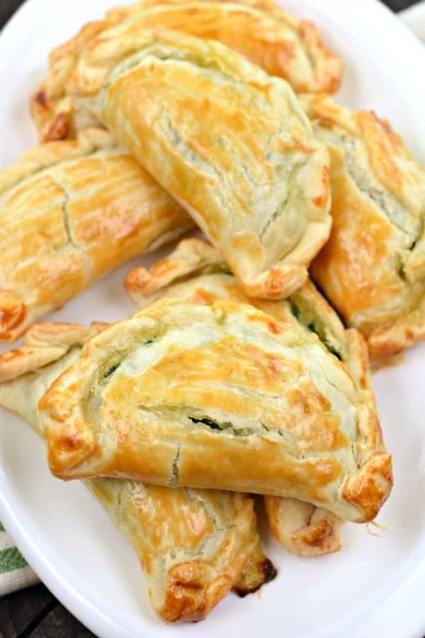 Spinach and Cheese Empanadas with Chimichurri- easy, baked dinner recipe! #dinnerrecipes #empanadas Spinach And Feta Hand Pies, Spinach And Mushroom Empanadas, Spinach And Feta Empanadas, Pillsbury Pie Crust Recipes, Vegetable Empanadas, Empanadas Recipes, Cheese Empanadas Recipe, Spinach Pies, Easy Empanadas Recipe