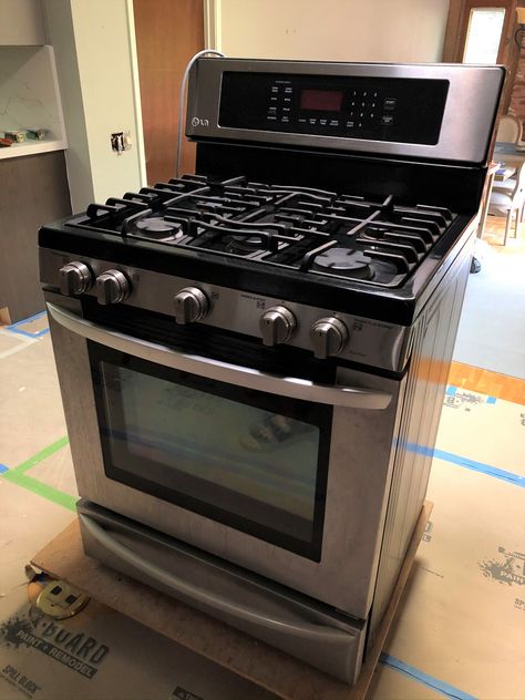 Why I Didn’t Go Pro When Buying my Dream Stove - Viet World Kitchen Kitchen With Freestanding Stove, Ge Cafe Range, Gas Stove With Oven, Freestanding Oven, Farmhouse Scandinavian, Small Stove, Slide In Range, Oven Stove, Wok Cooking