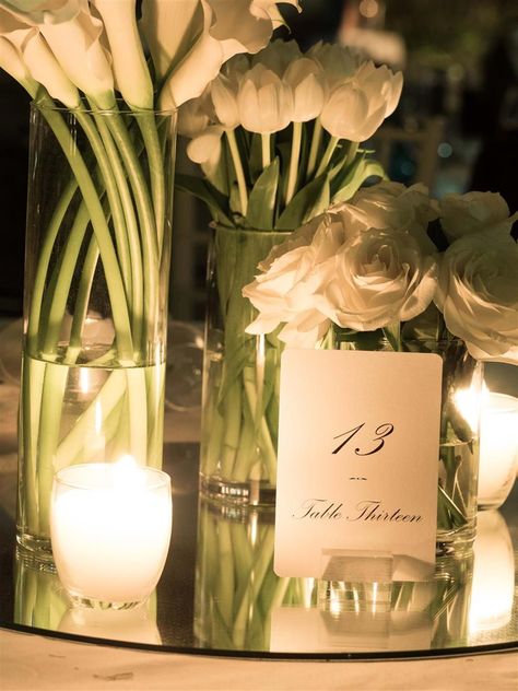 Tulip Centerpieces Wedding, Chic White Wedding, Calla Lillies Wedding, White Rose Centerpieces, Calla Lily Centerpieces, Rose Centerpieces Wedding, Lily Centerpieces, Lilies White, Tulip Centerpiece