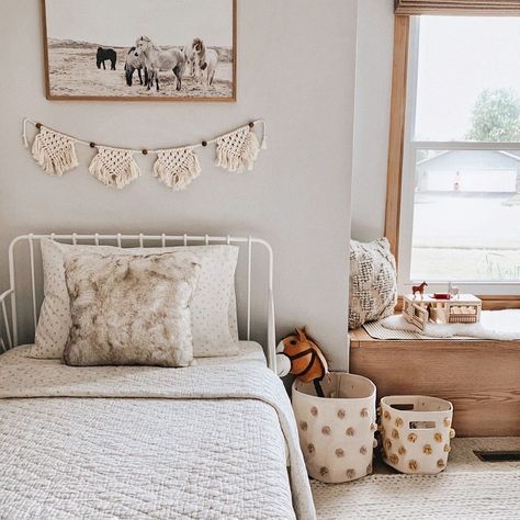 Cowgirl Nursery Theme Boho, Boho Horse Bedroom, Girls Horse Bedroom Ideas, Girls Horse Bedroom, Girls Room Horse Theme, Horse Bedroom Ideas For Teens, Horse Themed Nursery, Dream Bedroom Ideas, Cowgirl Bedroom Ideas