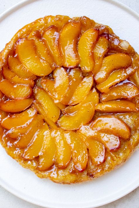 Fancy Tarts Desserts, Peach Pastry Recipes, Peach And Puff Pastry Recipes, Puff Pastry And Peaches, Peach Tarts With Puff Pastry, Peach Puff Pastry Desserts, Easy Peach Tart Recipe, French Peach Tart, Apple Tartin