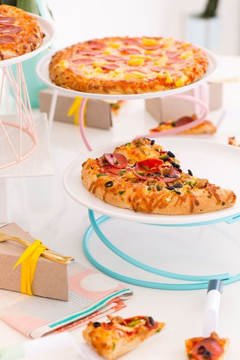 Because you always need to have 3 clever ways to serve pizza on hand! - sugar and cloth Summer Pizza Party, Pizza Display, Summer Pizza, Timetable Ideas, Study Timetable, Diy Serving Tray, Italian Party, Diy Pizza, Artisan Pizza