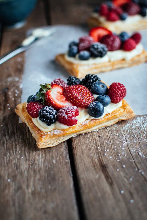 puff pastry fruit tarts with lemon curd whipped cream Fruit Puff Pastry, Puff Pastry Fruit, Pastry Fruit, Pastries Recipes Dessert, Puff Pastry Recipe, Fruit Tart Recipe, Easy Puff, Puff Pastry Desserts, Puff Pastry Tart