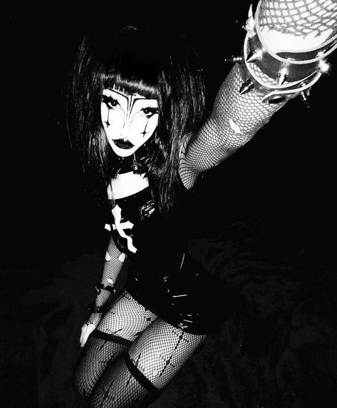 Goth Poses, Goth Pics, Goth Mommy, Dark Gothic Fashion, Types Of Goth, Goth Shop, Houses Of The Holy, Trad Goth, Goth Gf