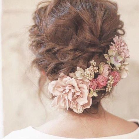 Floral Updo, Sanggul Modern, Loose Wedding Hair, Wavy Wedding Hair, Bridal Hair Buns, Indian Wedding Hairstyles, Flowers In Her Hair, Hair Arrange, Indian Bridal Hairstyles