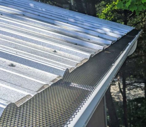 5 Best Gutter Guards for Pine Needles (Jan. 2022) – Reviews & Guide Small House Design Minimalist, Autumn Routine, Green Roof Garden, Diy Gutters, Gutter Guards, A Frame Cabin Plans, Seamless Gutters, Cornice Design, Modern Barndominium