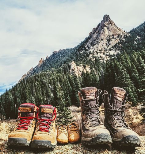 National Park Gender Reveal, Hiking Gender Reveal Ideas, National Park Pregnancy Announcement, National Park Baby Announcement, Pregnancy Announcement Outdoorsy, Adventure Pregnancy Announcement, Pregnancy Announcement Mountains, Nature Pregnancy Announcement, Camping Baby Announcement