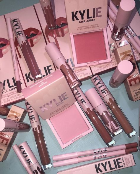 Meakup Product, Kylie Jenner Makeup Products, Kylie Cosmetics Aesthetic, Kylie Jenner Makeup Collection, Gloss And Lip Liner, Kylie Jenner Cosmetics, Kylie Jenner Makeup Tutorial, Kily Jenner, Kylie Makeup