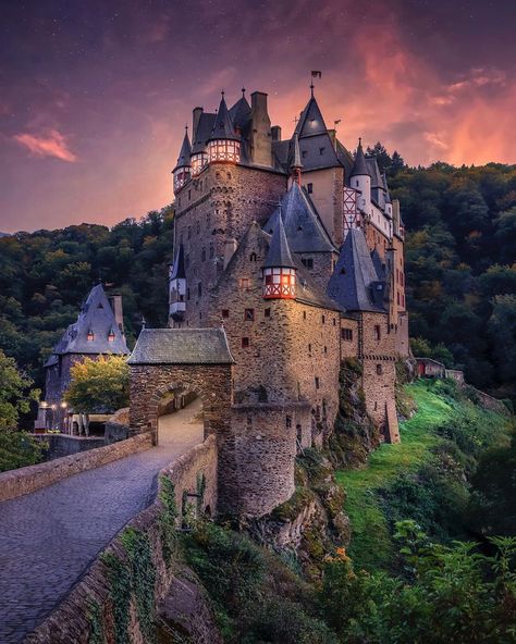 Florian Olbrechts on Instagram: “Eltz Castle 🏰, Germany 🇩🇪 . . . . . . . . . . .  #germany #deutschland #bavaria #eltzcastle #burgeltz  #topgermanyphoto #cbviews…” Castles In Germany, Eltz Castle, Castle Germany, Castle Pictures, Germany Castles, Historical Monuments, Beautiful Castles, Paris Hotels, Medieval Castle