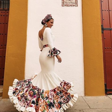 Diseñ Flamenco Wedding Dress, Flamenco Wedding, Traditional Makeup, Spanish Dress, Flamenco Dress, Mexican Fashion, Spanish Fashion, Argentine Tango, African Ankara