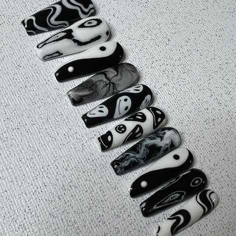 Ghostmane Nails, Black Trippy Nails, Black And White Clown Nails, Wednesday Inspired Nails, Black White Halloween Nails, Wednesday Nails Ideas, Halloween Nails Black And White, Cool Black Nails, Alt Nails Designs