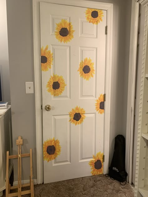 Door Decor Ideas Bedroom, Cute Door Painting Ideas Bedroom, Puertas Aesthetic, Puertas Pintadas Ideas Tumblr, Door Art Bedroom Aesthetic, Things To Paint On Your Wall, Painting Ideas On Wall, Door Painting Ideas Creative, Cute Door Decorations