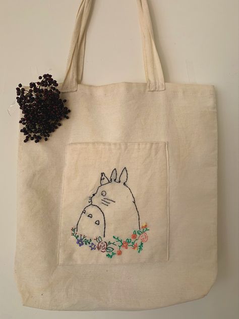 Hand Embroidery Bags Design, Totti Bag, Tot Bag Broderie, Tote Bag Embroidery Ideas Aesthetic, Anime Tote Bag Design, Tote Bag Design Embroidery, Cute Tote Bag Design Paint, Broderie Tote Bag, Embroidery On Tote Bags