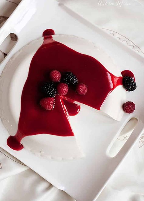 Strawberry Coulis Recipe, Lemon Sour Cream Pie, Coulis Recipe, Berry Coulis, Coconut Panna Cotta, Dessert Sauce, Panna Cotta Recipe, Berry Sauce, Flourless Chocolate Cakes