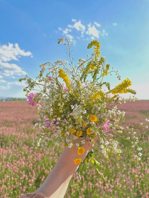 Cottagecore Wild Picked Flowers, Cottagecore Bouquet, Cottagecore Flowers, Bouquet Of Wildflowers, Spring Cottagecore, Flowers Cottagecore, Spring Images, Dream Summer, Nothing But Flowers