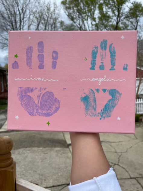 Tela, Hand Painting For Friends, Handprint Art With Friends, Handprint Painting Canvas, Bsf Hand Print Painting, Handprint On Canvas Friends, Friends Handprint Canvas, Best Friend Handprint Painting, Hand Print Canvas Ideas For Friends