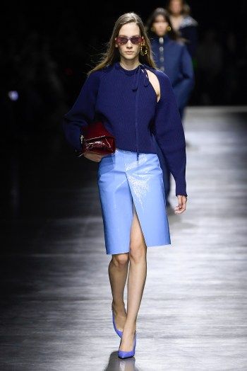 Model on the runway at the Gucci Spring 2024 Ready To Wear Fashion Show on September 22, 2023 in Milan, Italy. Eli Saab, Day Clothes, Denim Skirt Fashion, Fashion Week 2024, Gucci Spring, Fashion Chanel, Couture Outfits, Runway Trends, Spring Summer 2024