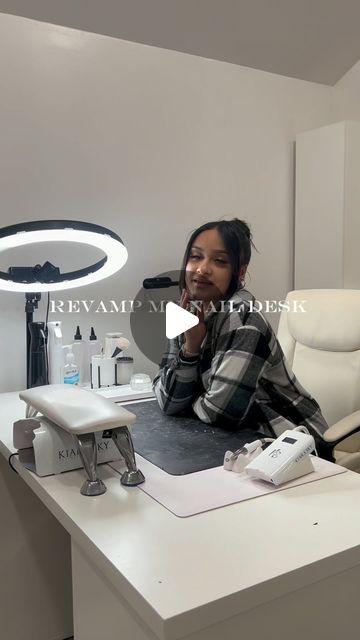 𝑵𝒂𝒊𝒍 𝑻𝒆𝒄𝒉𝒏𝒊𝒄𝒊𝒂𝒏 | 𝑴𝑨 on Instagram: "revamp my nail desk with me ! 🤍 out with the old and in with the new ✨ • • #nails #naildesign #nailsalon #nailtechnician #nailtech #nailstudio #nailinspo #naildesigns #nailsofinstagram #nails💅 #decor #salon" Ikea Nail Salon Ideas, 90s Nail Salon Aesthetic, Nail Tech Suite, Nail Tech Desk Setup Ideas, Nail Technician Aesthetic Job, Manicure Table Set Up, Nails Room Ideas Home, Getting Nails Done Aesthetic Salon, Nail Studio Aesthetic