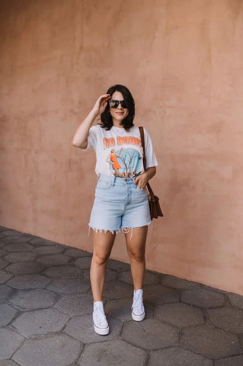 denim shorts and tee Millennial Outfit, Look Short Jeans, Summer Slip Dress, Jean Short Outfits, Denim Shorts Outfit, Look Con Short, Midsize Outfits, Summer Shorts Outfits, Mom Jeans Shorts