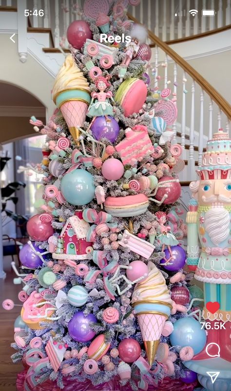 Candy Land Tree, Candyland Tree, A Pink Christmas, Candy Christmas Tree, Candy Tree, Christmas Tree Decorating Themes, Pink Xmas, Candy Land Christmas Decorations, Candy Land Christmas Tree