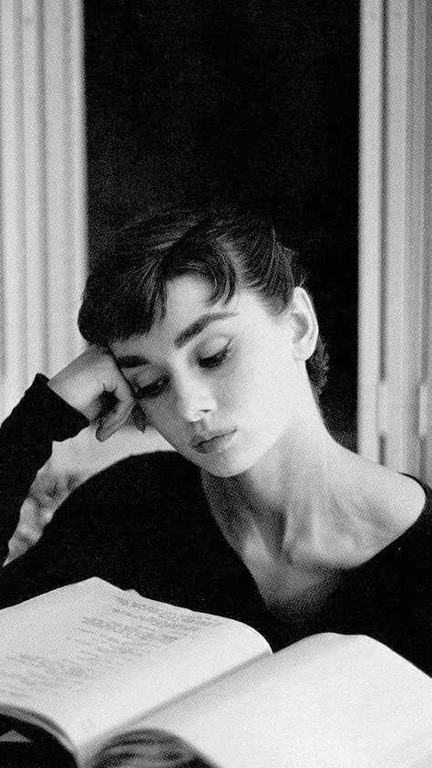 Audrey Hepburn Aesthetic Wallpaper, Audrey Hepburn Lockscreen, Audrey Hepburn Wallpaper Iphone, Audrey Hepburn On The Phone, Audrey Hepburn Widget, Audrey Hepburn Aesthetic Black And White, Audrey Hepburn Wallpaper, Audrey Hepburn Black And White Portrait, Audrey Hepburn Pictures