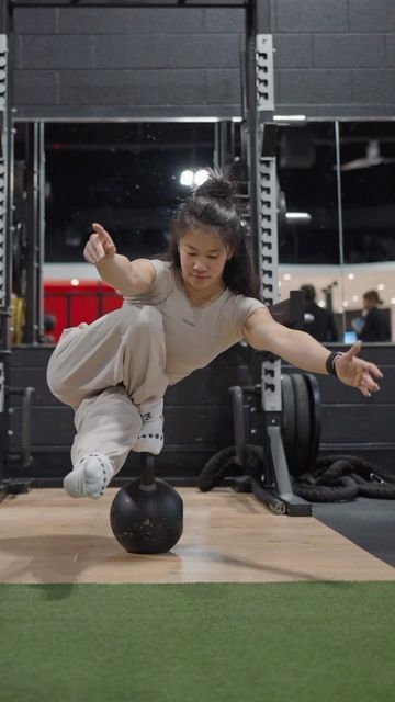 TAYLOR | CALISTHENICS & MOBILITY on Instagram: "MOBILITY MONDAY KB Dragon Pistol Squat - tag someone who should try this 👀 @vqfit | Restore Collection, link in bio 🤍 #reels #explorepage #trending #mobility #sctop10 #pistolsquat #vqfit" Calisthenics Girl Aesthetic, Calestenics Aesthetic Women, Calinstethics Workout, Woman Calisthenics, Calisthenics Aesthetics Women, Calisthenics Girl, Calisthenics Mobility, Dragon Squat, Calisthenics Aesthetics