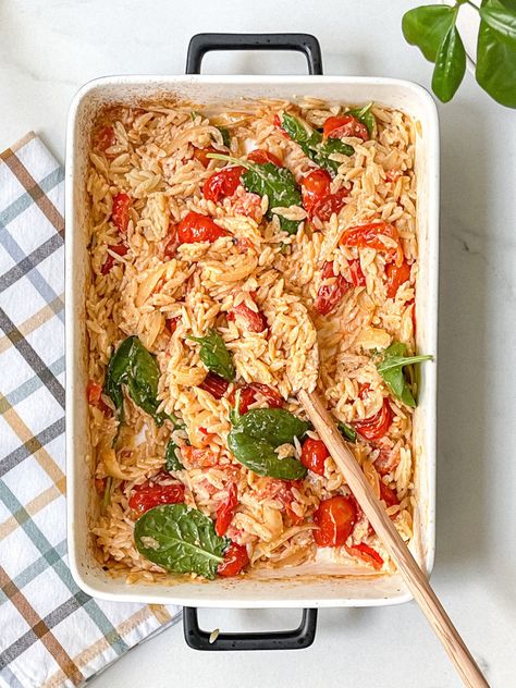 Have you already tried the famous Tik Tok "Baked Feta Pasta"? Well, this is my version with Orzo Pasta! Orzo With Tomatoes And Feta, Tomato Feta Rice, Orzo With Feta Cheese, Chicken Feta Orzo Recipes, Orzo Meatball Bake, Chicken Feta Orzo, Baked Orzo Pasta, Orzo And Feta Recipes, Spinach Tomato Orzo Pasta