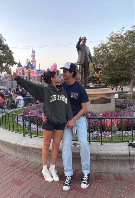 Disneyland Hoodie Outfit, Couple Poses Disney World, Great America Theme Park Outfits, Athletic Theme Park Outfits, Friends At Disney World, Cute Couple Pics Disney, Men’s Disneyland Outfit, Couple Pics At Disney World, Cool Disneyland Outfits