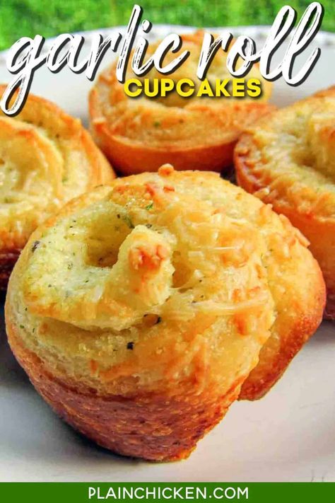 Garlic Roll Cupcakes - great with pasta! Super easy to make with only 4 ingredients! Refrigerated bread sticks, garlic seasoning, butter and parmesan cheese baked in a muffin tin - SO yummy. I could eat the whole pan myself!! Great with pasta, soups, casseroles and grilled meats. Ready to eat in 15 minutes! #bread #garlic #garlicbread #easy Garlic Bread Muffins, Grill Cheese Roll Ups, Grilled Cheese Rolls, Longhorn Parmesan Crusted Chicken, Garlic Twist, Pasta Soups, Biscuits Homemade, Cheese Roll Recipe, Cheese Cupcake