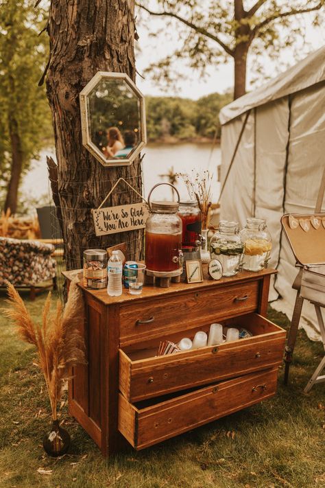 Rachel and Matthew's special day was filled with laughter, dancing, (happy) tears, and rustic charm! This easy-going couple created a bohemian feel with DIY elements that made this wedding day truly one-of-a-kind. See more real wedding inspiration at rusticweddingchic.com | #BohemianWedding #BackyardWedding #RusticWedding | Photo: @nicolekrausephotography Bohemian Backyard Wedding, Bohemian Backyard, Rustic Wedding Chic, Hippie Wedding, Camp Wedding, Boho Wedding Decorations, Future Wedding Plans, Rustic Chic Wedding, Wedding Mood