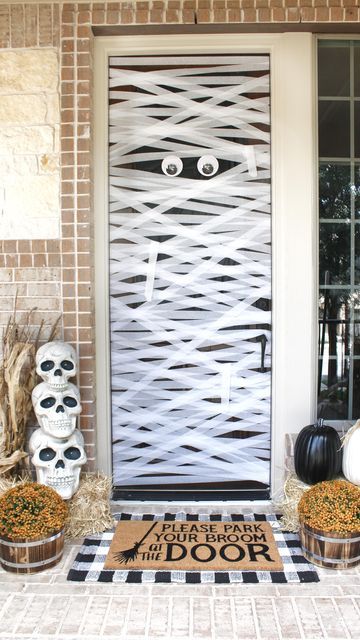 Mummy Door, Spooky Diy Halloween Decor, Halloween Decorations Outdoor Porch, Halloween Front Door Decorations, Halloween Front Doors, Halloween Front Porch Decor, Halloween Porch Decorations, Halloween Front Porch, Halloween Door Decorations