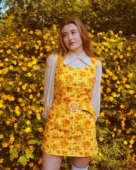 Enjoying the sunshine while we can in our Lola pinafore! 🌼🌸 Now available in our sugar town prints 🌸 • • • • #60s #70s #60sstyle #hippie #mod #retrostyle Cute Pinafore Dress, Vintage Dress Outfit Ideas, 60s Mod Outfits, 70 80 Fashion Outfit, 60s Style Dress, Winter 70s Outfits, Vintage Fashion 1960s Retro, 70’s Fashion Women, 70s Dress Outfit